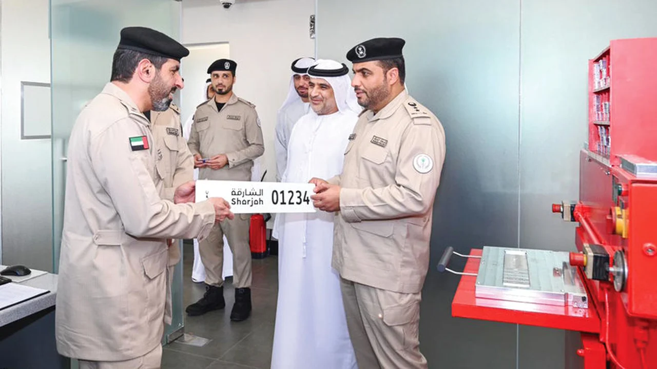 شرطة الشارقة تفتتح مصنعاً لطباعة لوحات المركبات في ضاحية السيوح الجديدة